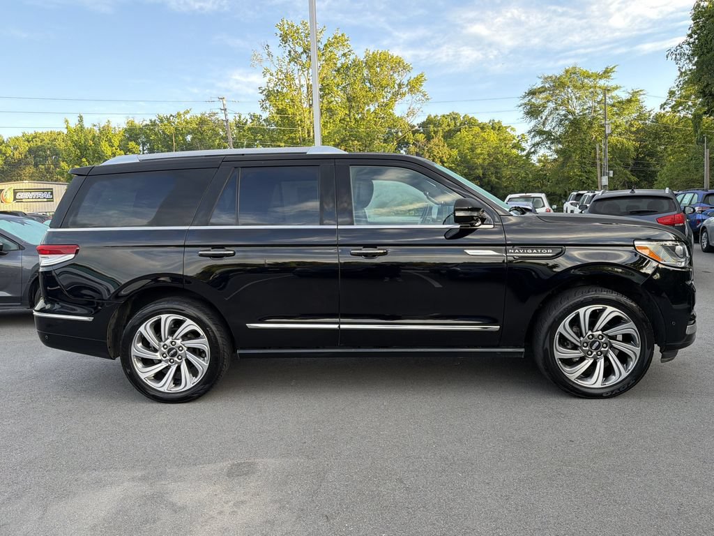 Used 2024 Lincoln Navigator Reserve AWD/4WD image 2