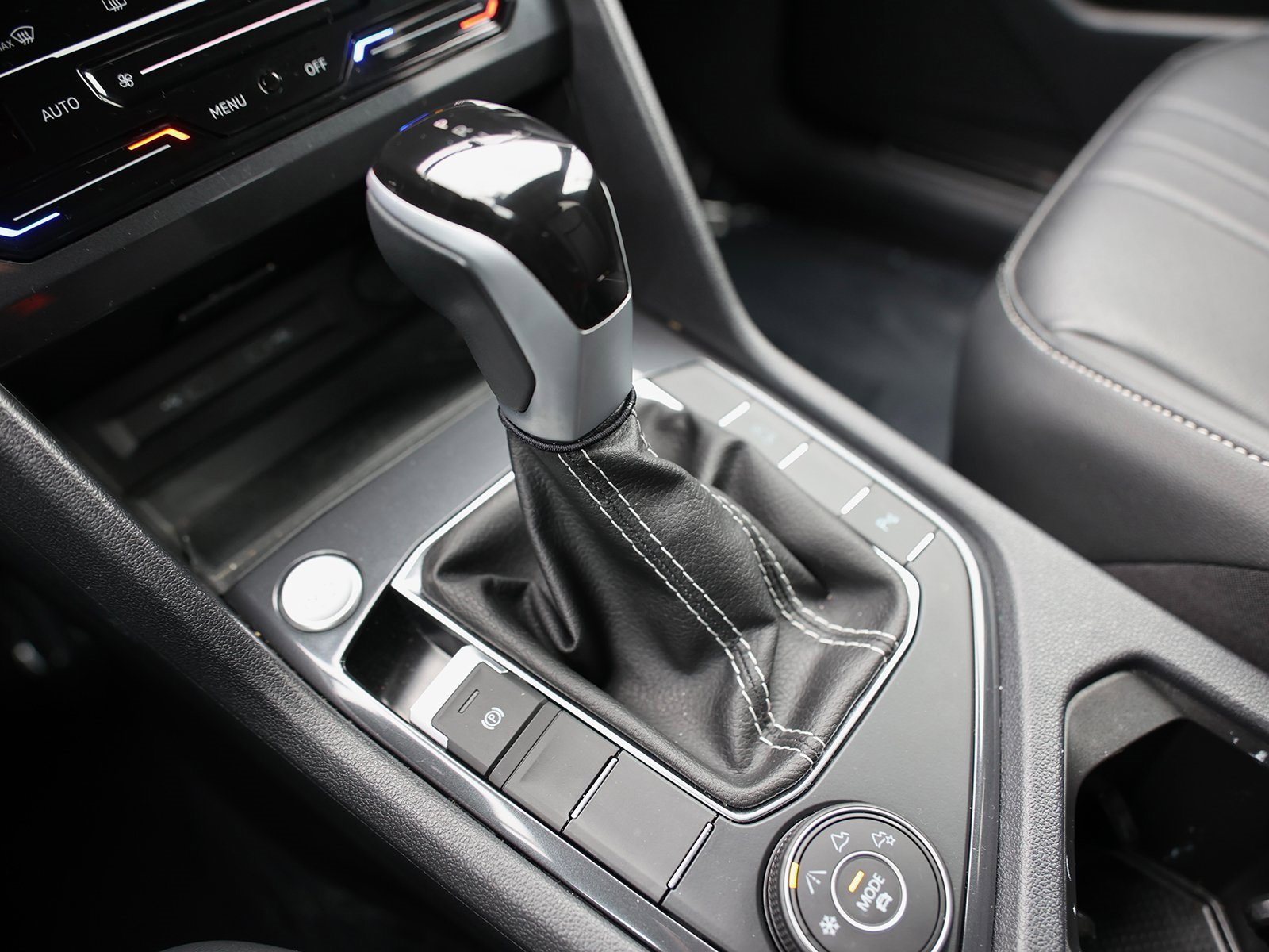 Used 2024 Volkswagen Tiguan SE R-Line image 29