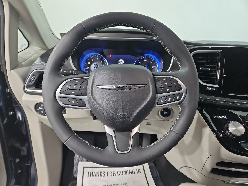 Used 2023 Chrysler Pacifica Touring-L AWD/4WD image 15