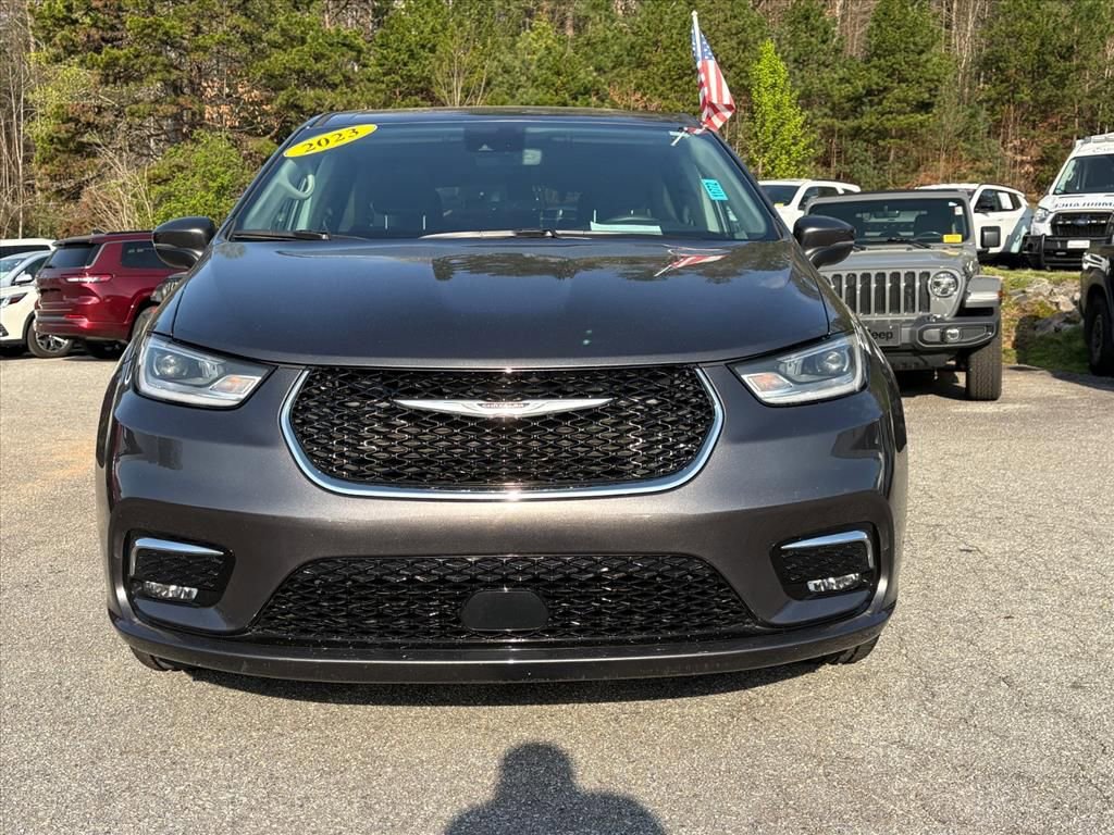Used 2023 Chrysler Pacifica Touring-L image 2