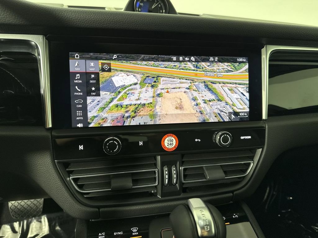 Certified 2025 Porsche Macan image 27