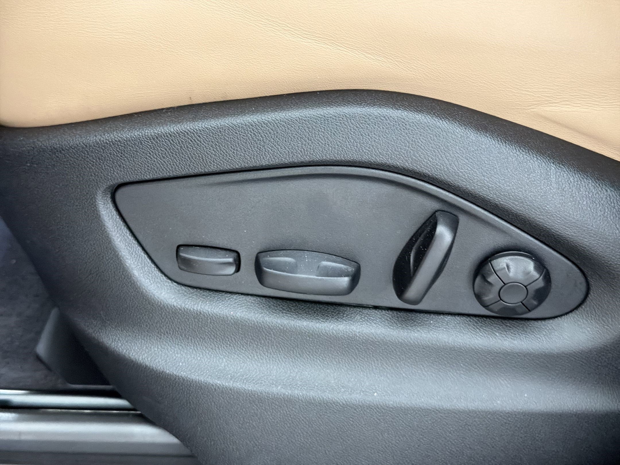 Certified 2025 Porsche Cayenne AWD/4WD image 13