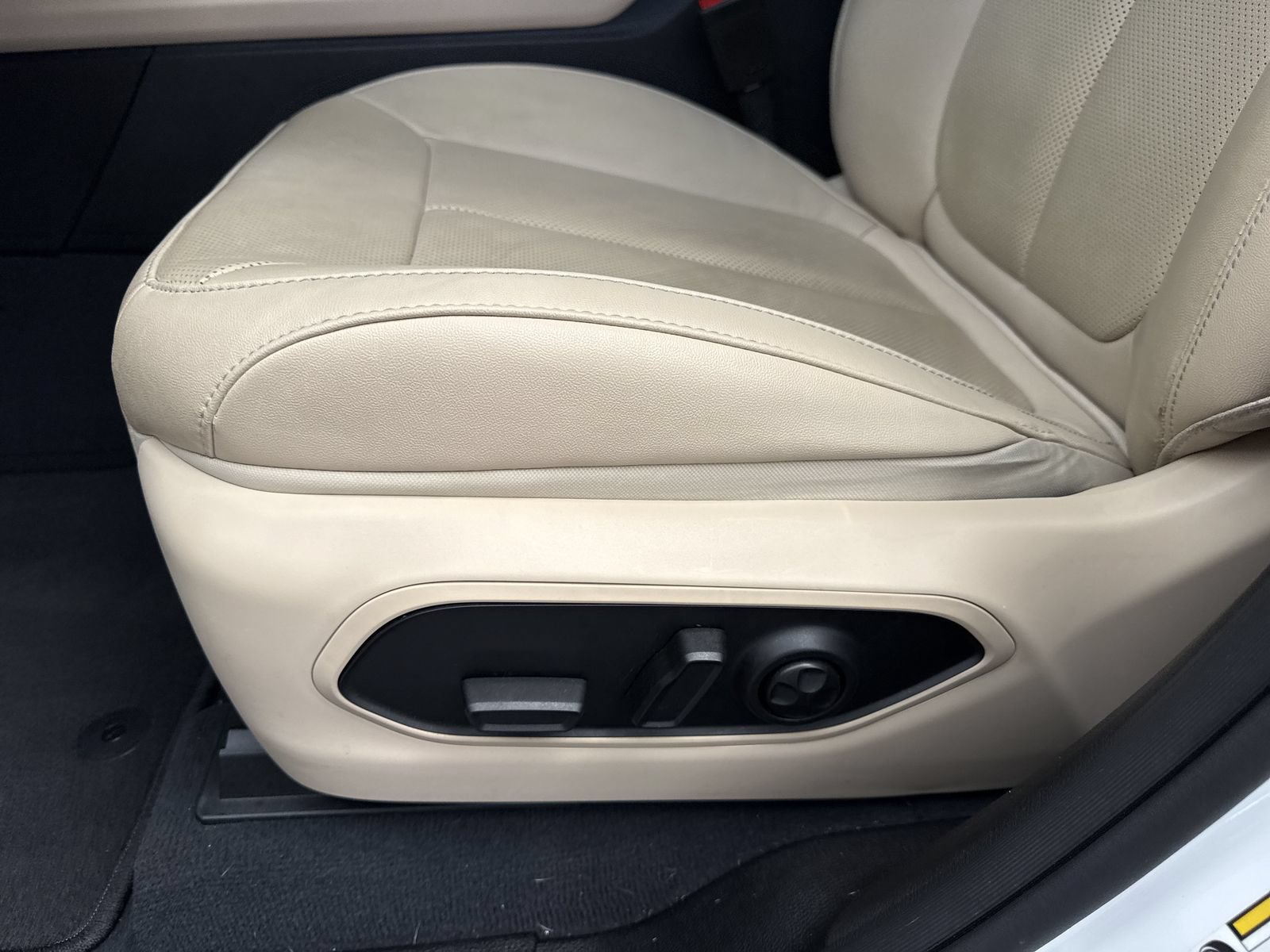 Used 2023 Jeep Grand Cherokee Limited w/ Luxury Tech Group II RWD image 18