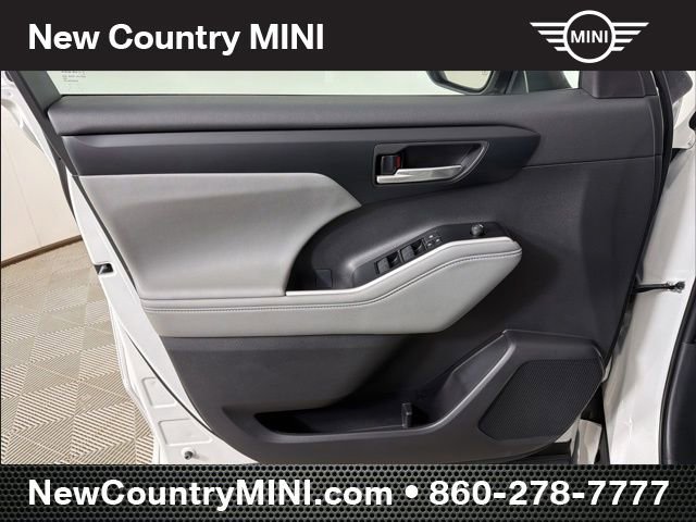 Used 2025 Toyota Highlander XLE w/ Protection Package #3 (TMS) image 12