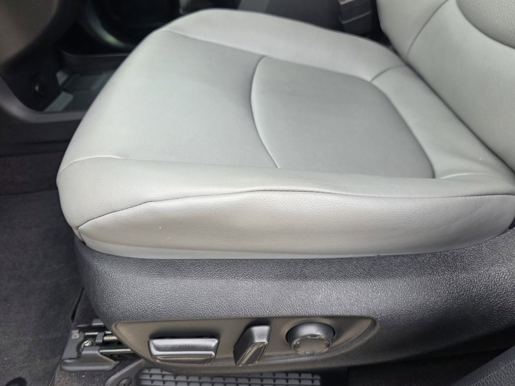 Used 2025 Toyota Sienna XLE w/ XLE Plus Package FWD image 22