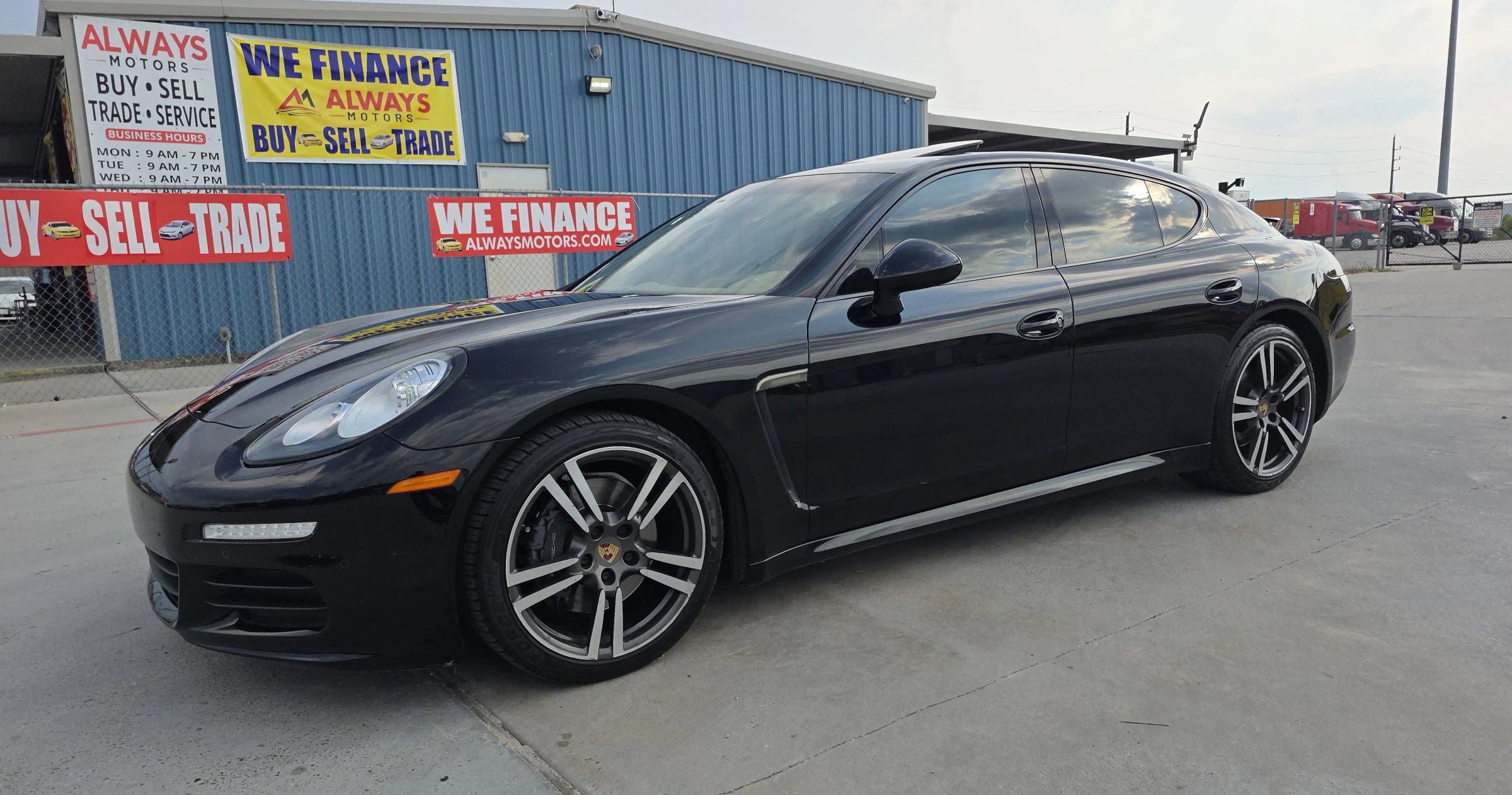 Used 2015 Porsche Panamera 4 image 2