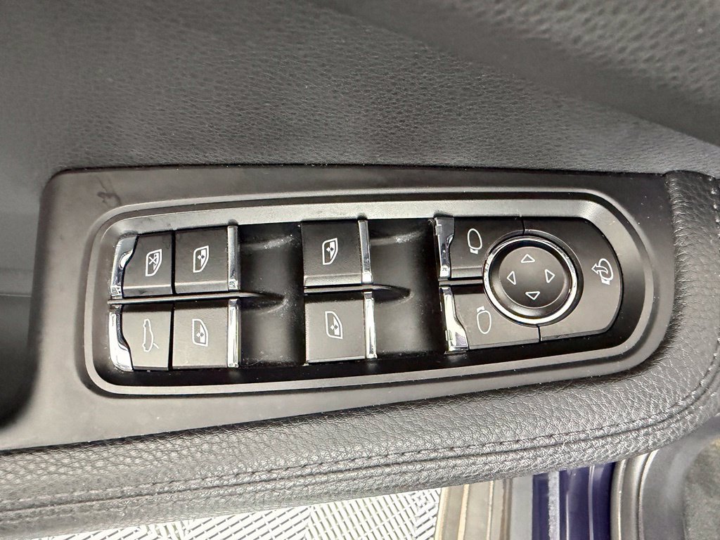 Certified 2023 Porsche Macan AWD/4WD image 19