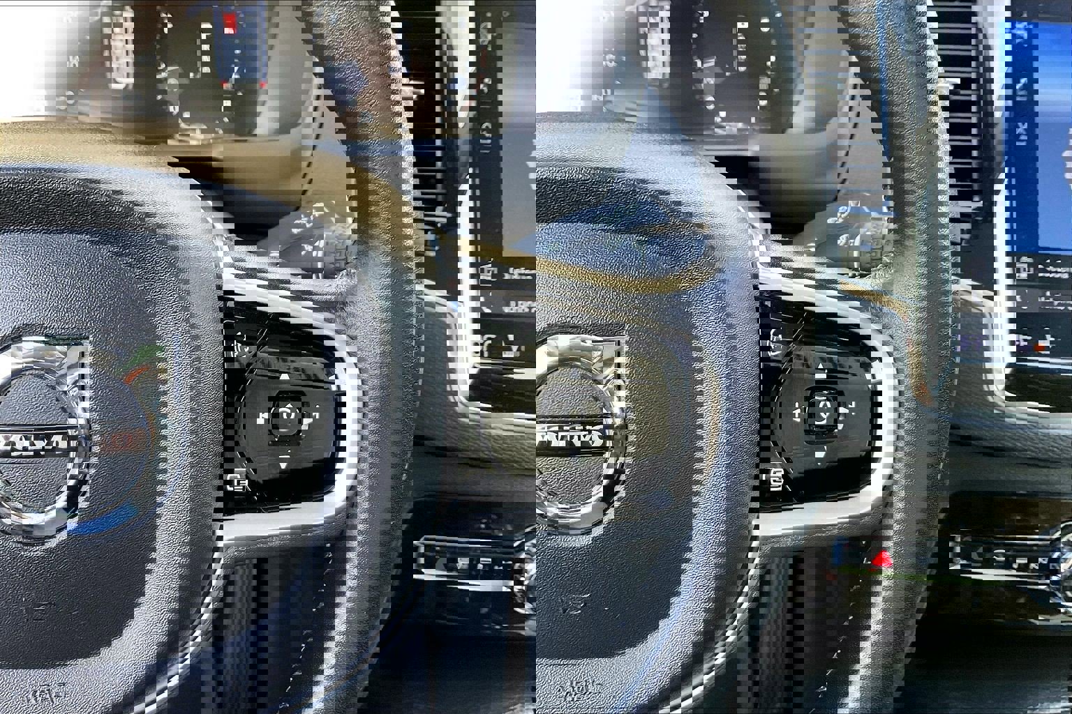 Used 2018 Volvo XC90 T6 Momentum w/ Convenience Package image 19