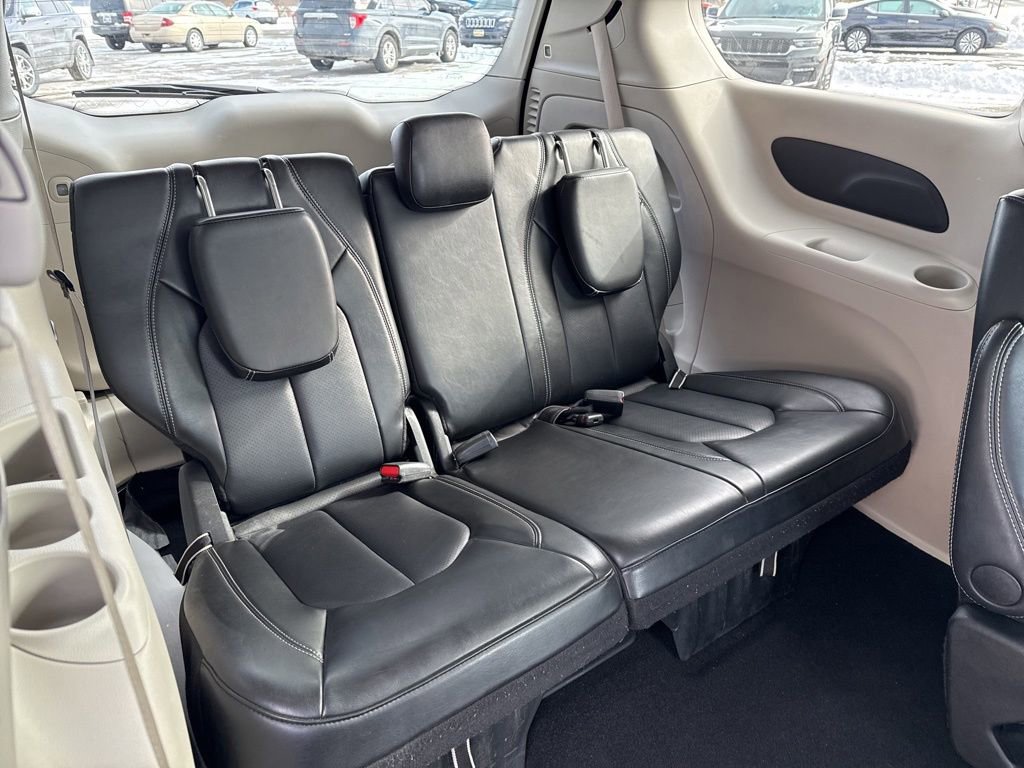 Used 2024 Chrysler Pacifica Touring-L image 23