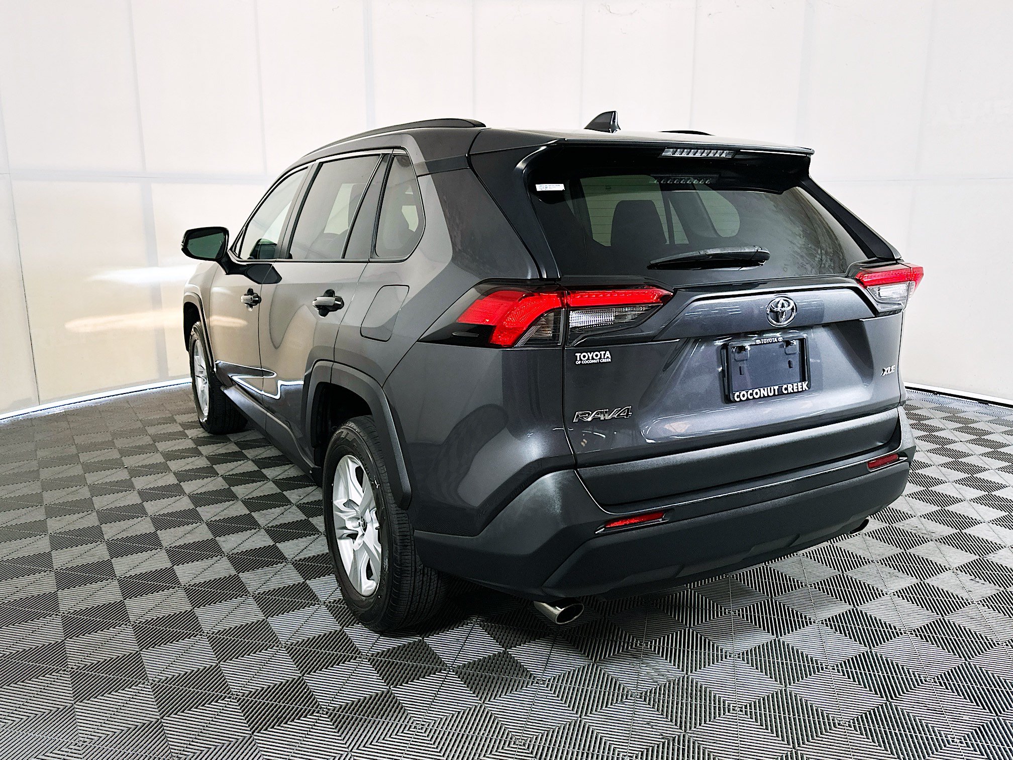 Used 2021 Toyota RAV4 XLE w/ Convenience Package FWD image 5