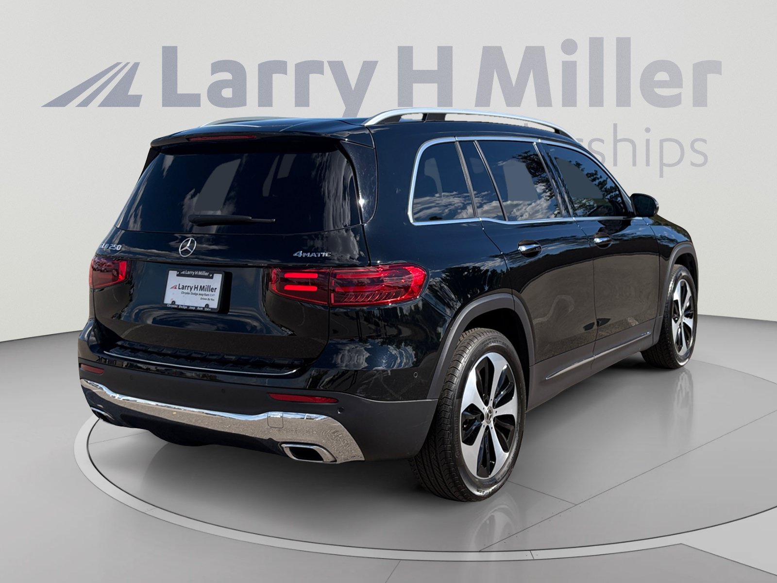Used 2025 Mercedes-Benz GLB 250 4MATIC image 6