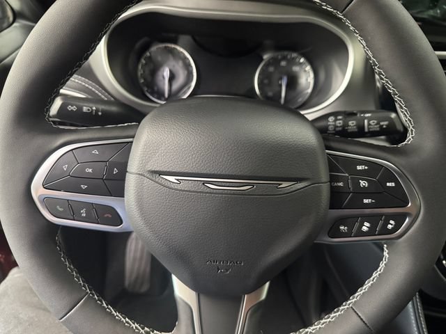 Used 2027 Chrysler Pacifica Limited FWD image 23