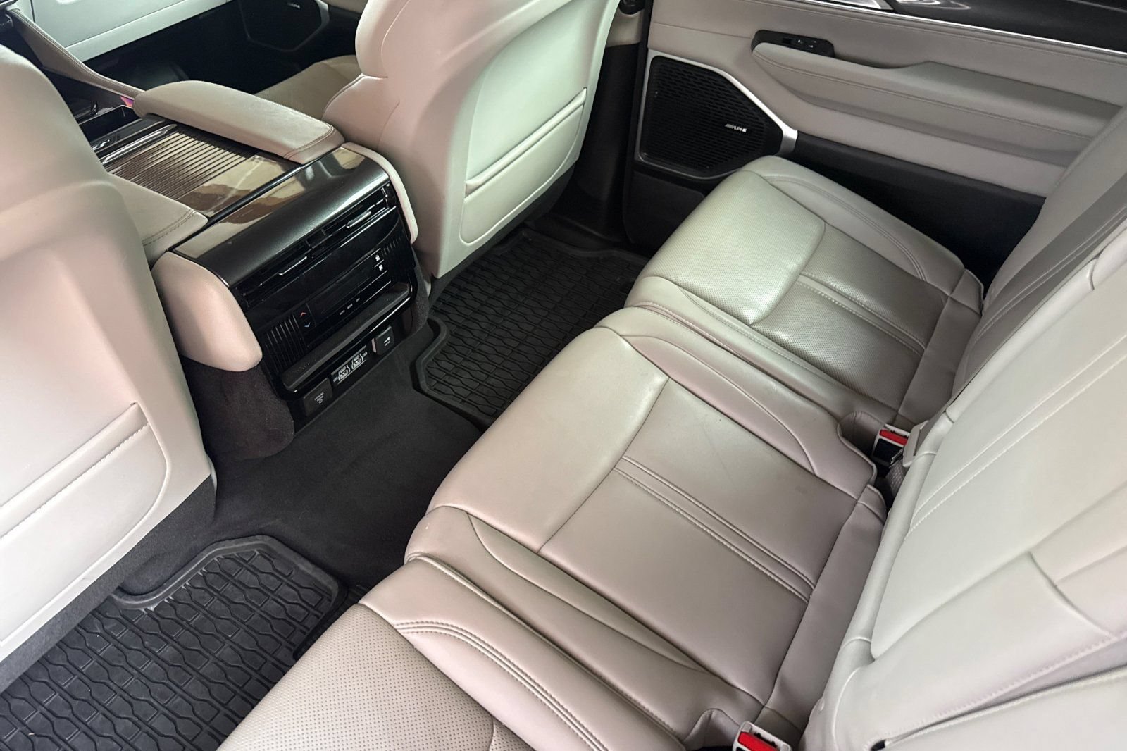 Used 2023 Jeep Wagoneer 4WD image 12