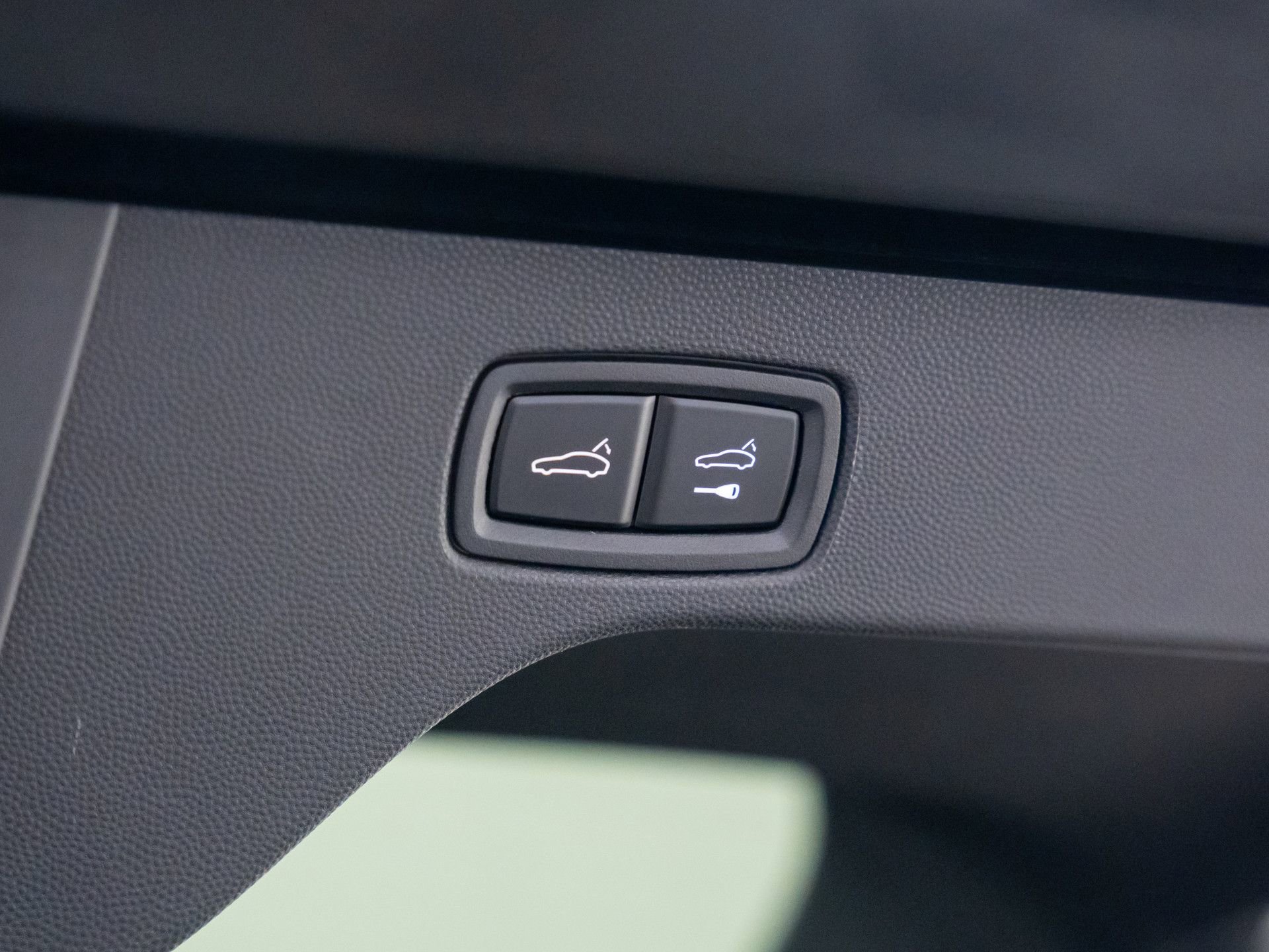 Certified 2025 Porsche Macan 4 Electric AWD/4WD image 31