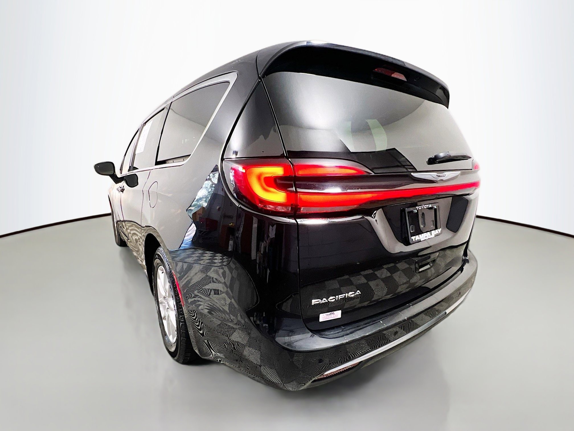 Used 2024 Chrysler Pacifica Touring-L image 8