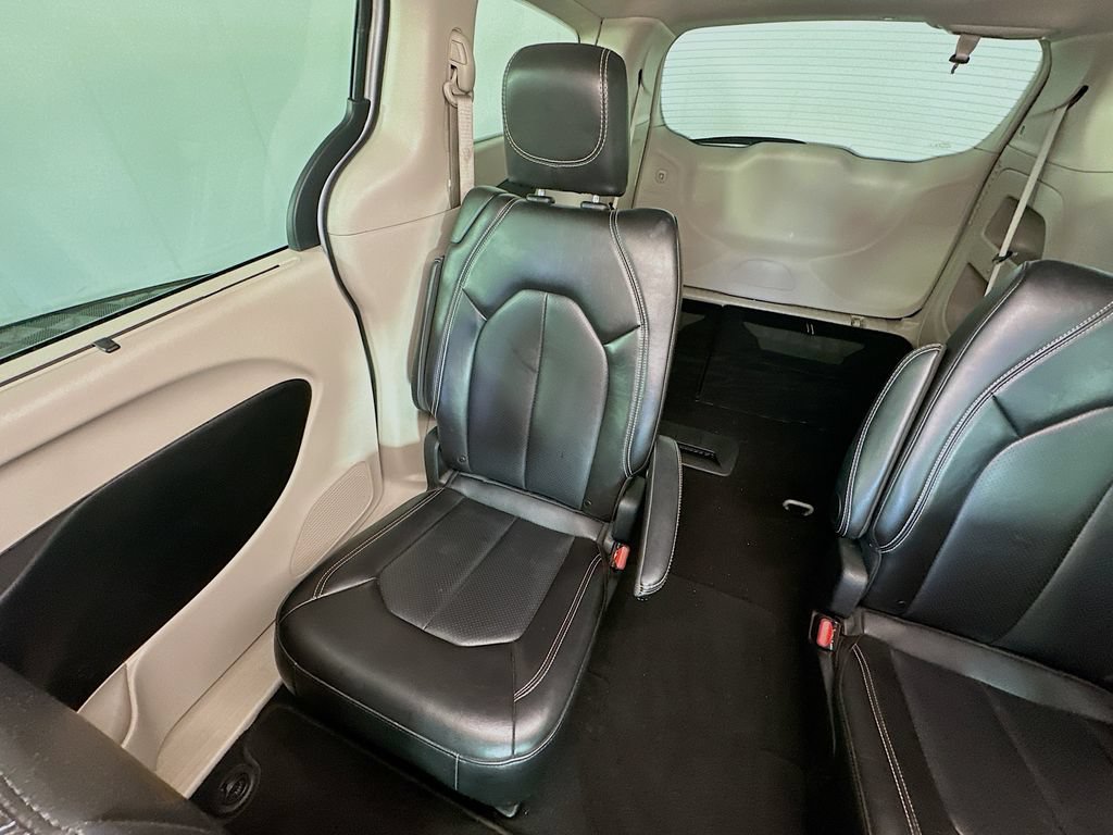 Used 2024 Chrysler Pacifica Touring-L image 12