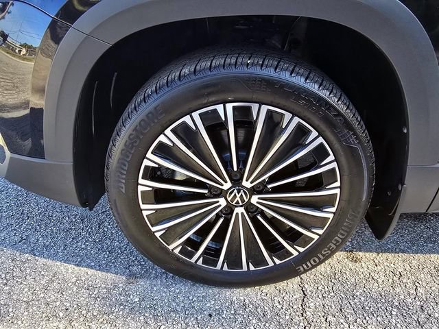 New 2025 Volkswagen Taos SE image 12