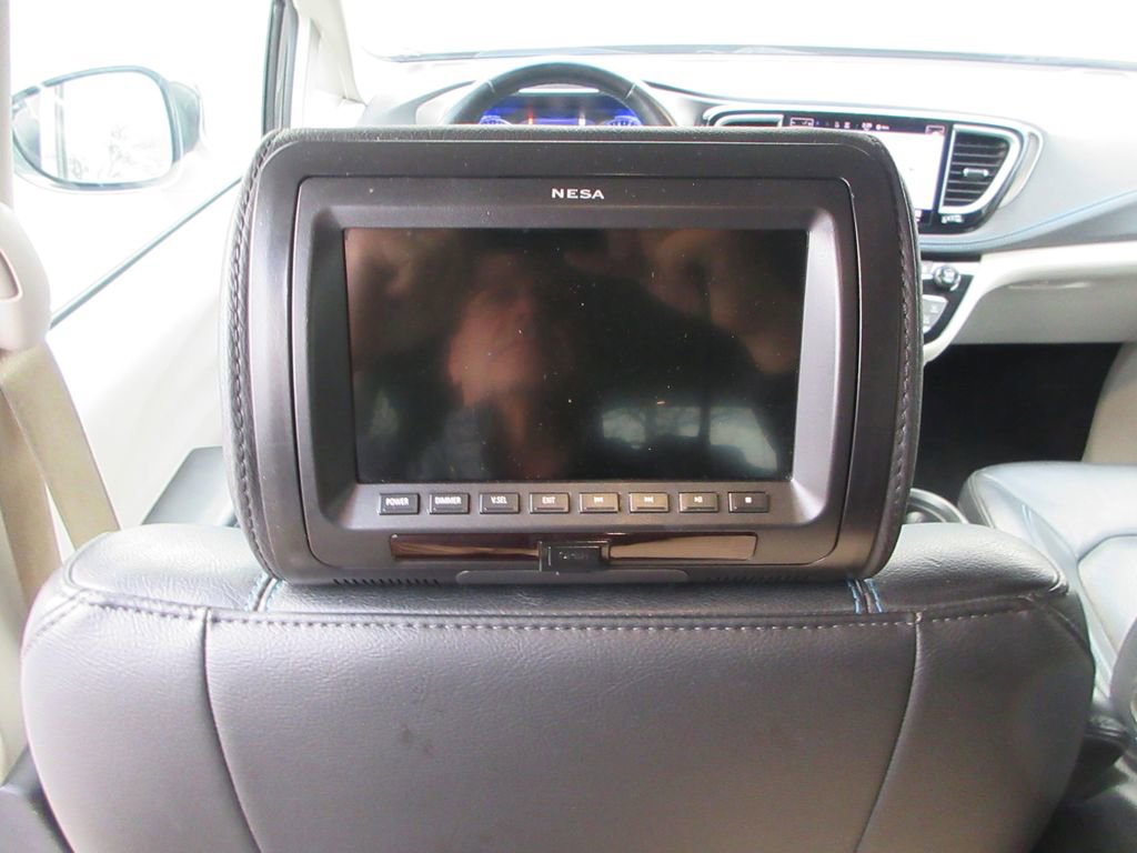 Used 2021 Chrysler Pacifica Touring-L image 15