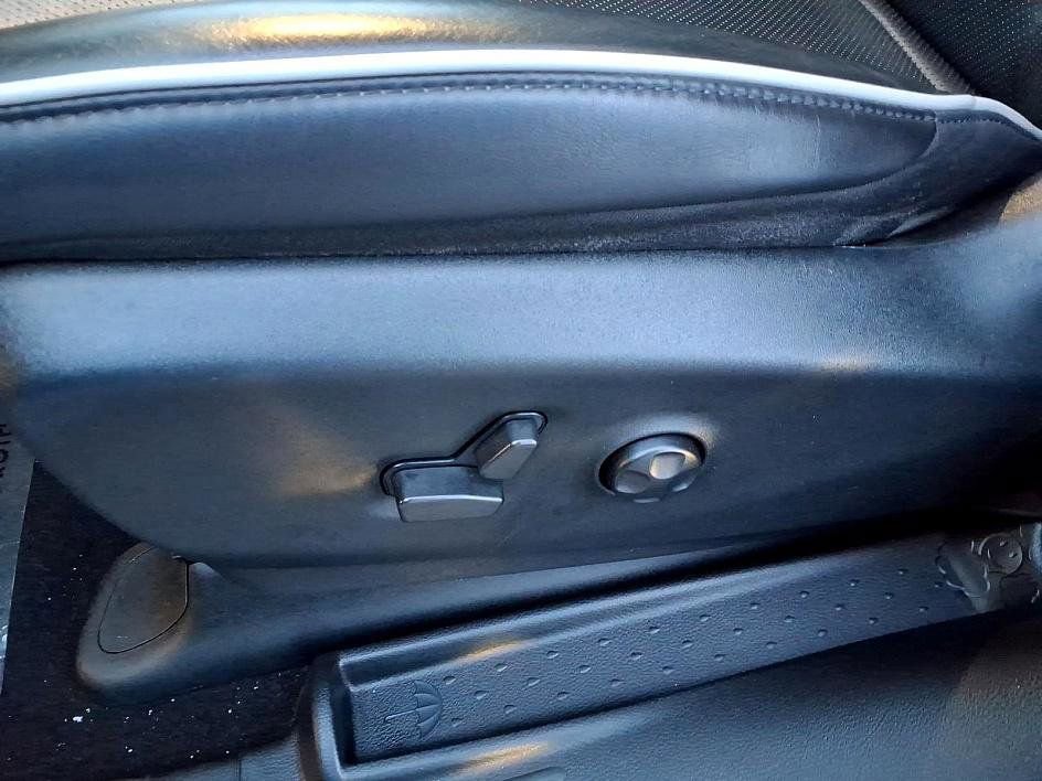 Used 2023 Chrysler Pacifica Limited w/ Uconnect Theater Family Group image 18