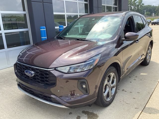 Used 2023 Ford Escape ST-Line Select w/ Tech Pack #2 AWD/4WD image 2