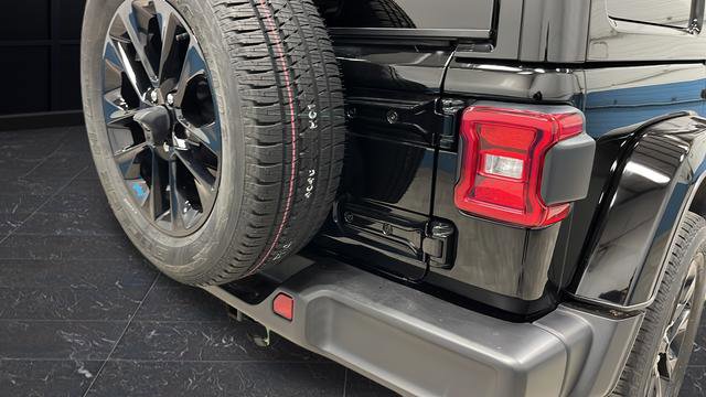 Used 2022 Jeep Wrangler Unlimited Sahara w/ Cold Weather Group AWD/4WD image 38