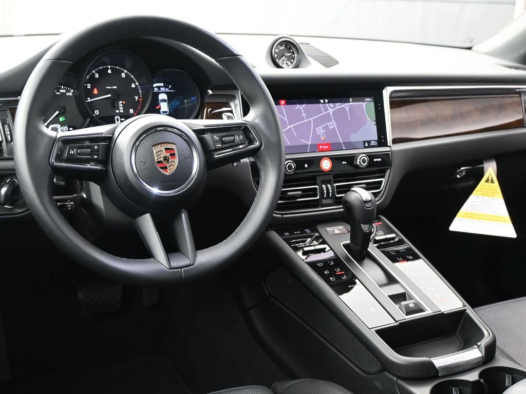 Certified 2025 Porsche Macan image 8