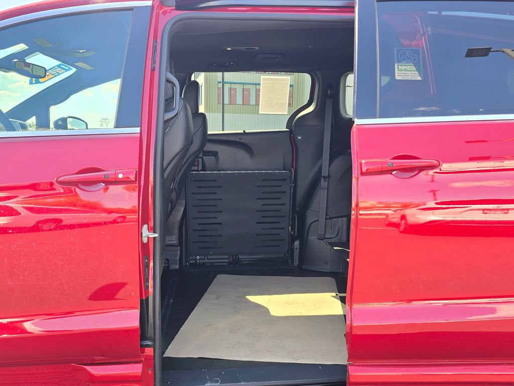Used 2026 Chrysler Pacifica Select FWD image 18