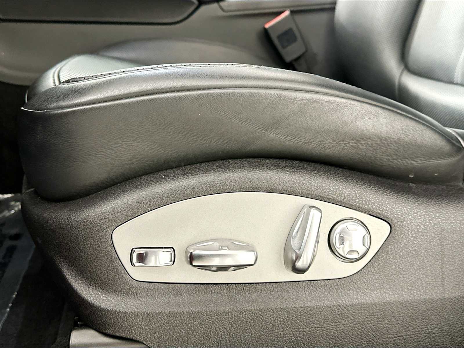 Certified 2024 Porsche Macan AWD/4WD image 20