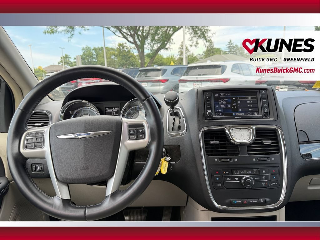 Used 2014 Chrysler Town & Country Touring FWD image 15