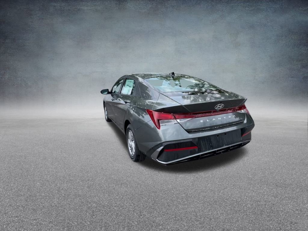 Used 2025 Hyundai Elantra SE image 18