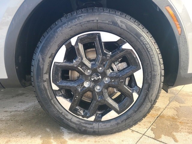 Used 2024 Kia Sorento S image 9