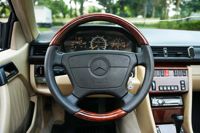 Used 1995 Mercedes-Benz E 320 Convertible image 47