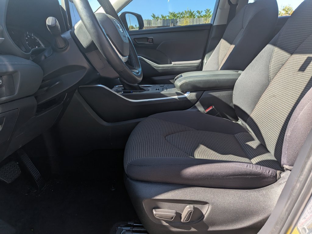 Used 2024 Toyota Highlander LE AWD/4WD image 11