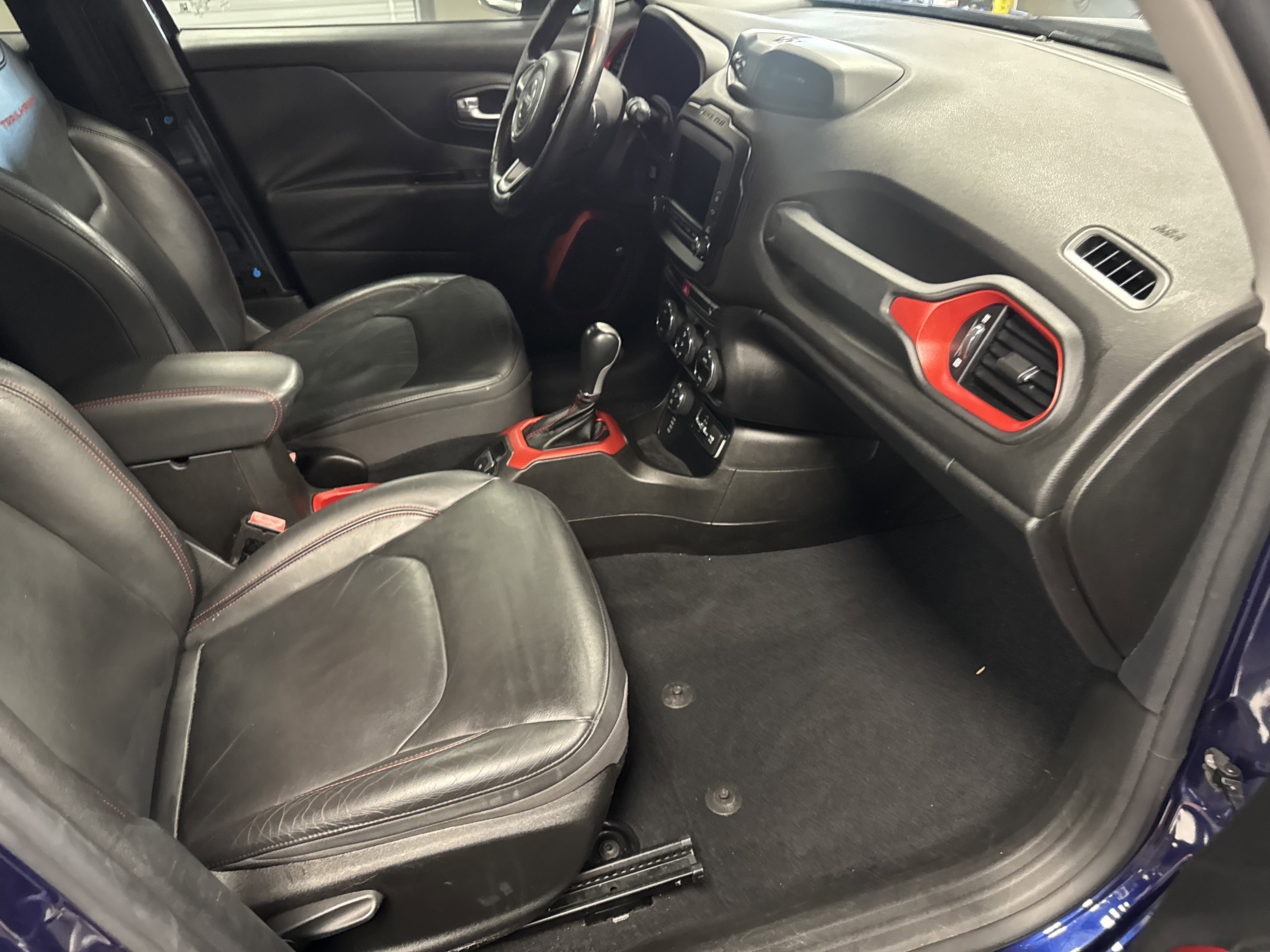 Used 2016 Jeep Renegade Trailhawk w/ Premium Trailhawk Package AWD/4WD image 18