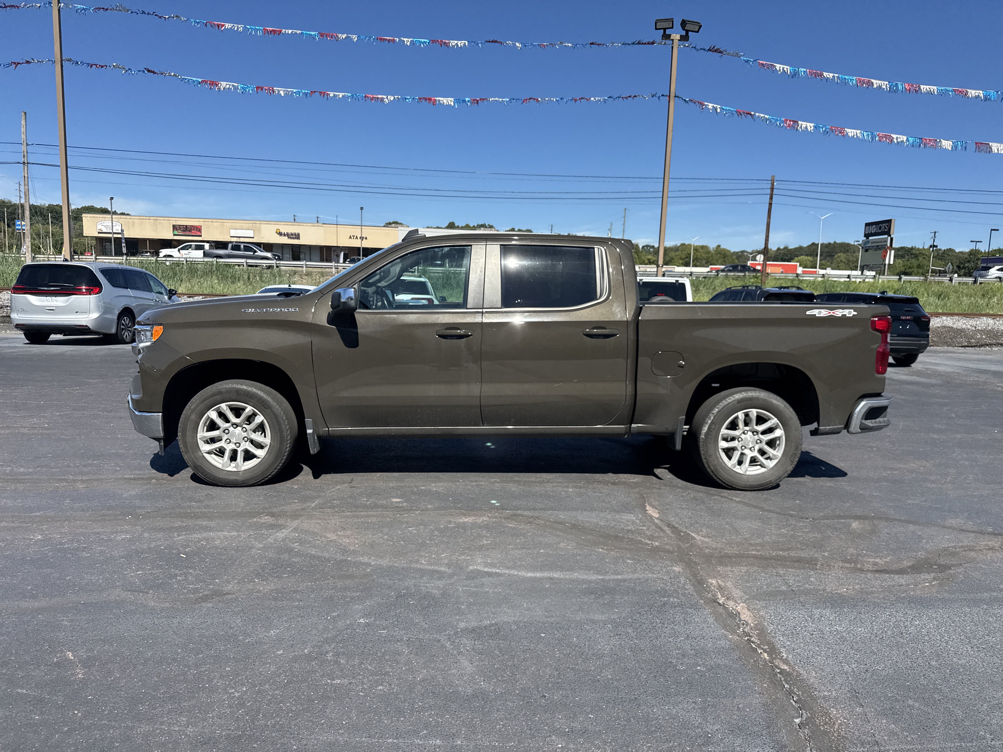 Used 2023 Chevrolet Silverado 1500 LT AWD/4WD image 7