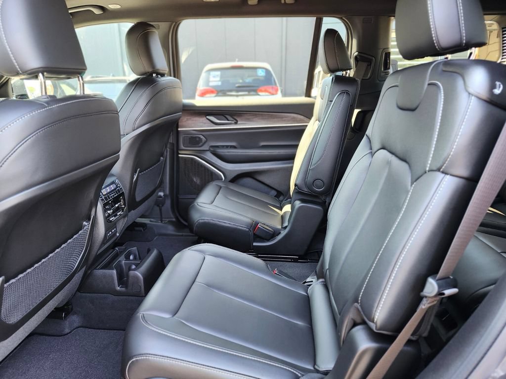 Used 2026 Jeep Grand Cherokee L Limited w/ Limited Altitude Package AWD/4WD image 16