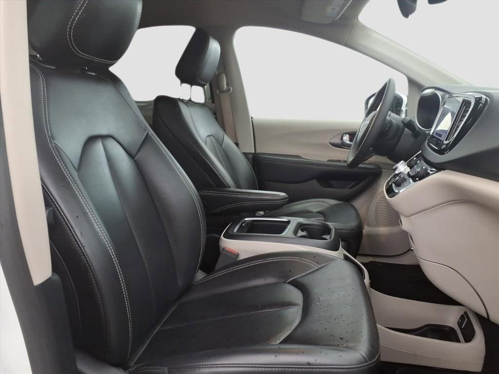 Used 2023 Chrysler Pacifica Touring-L image 10