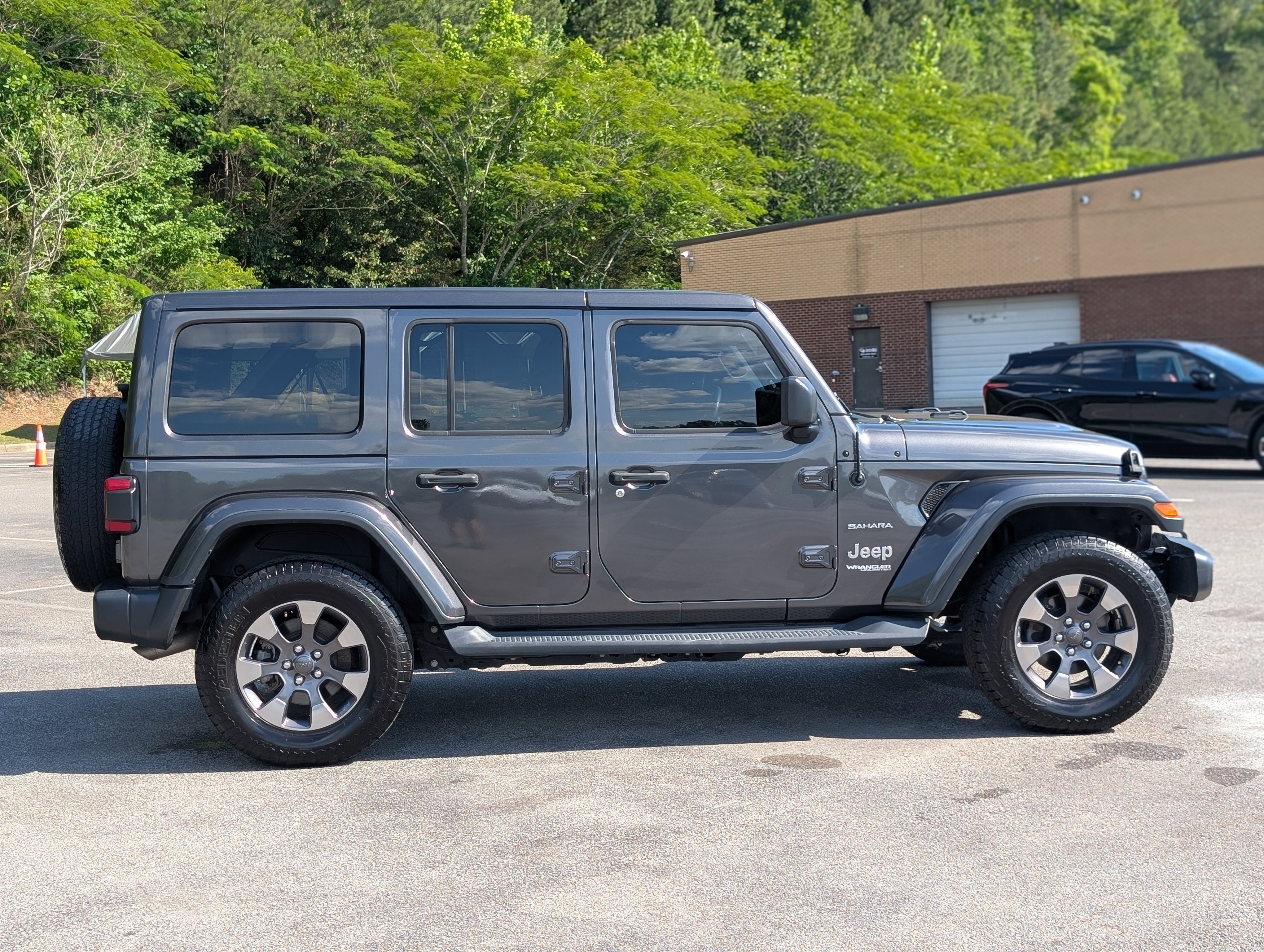Used 2018 Jeep Wrangler Unlimited Sahara AWD/4WD image 10