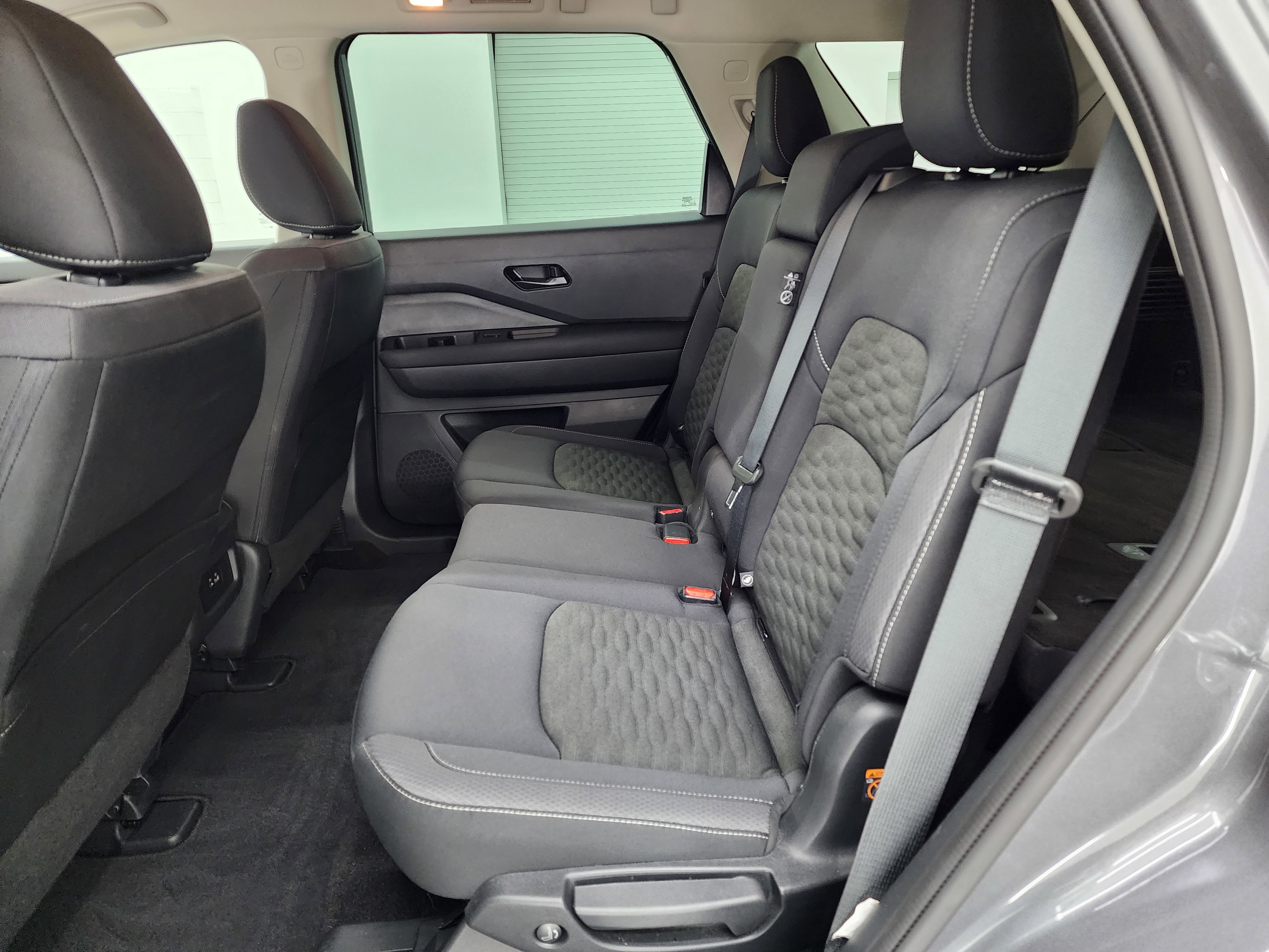 Used 2025 Nissan Pathfinder SV image 9