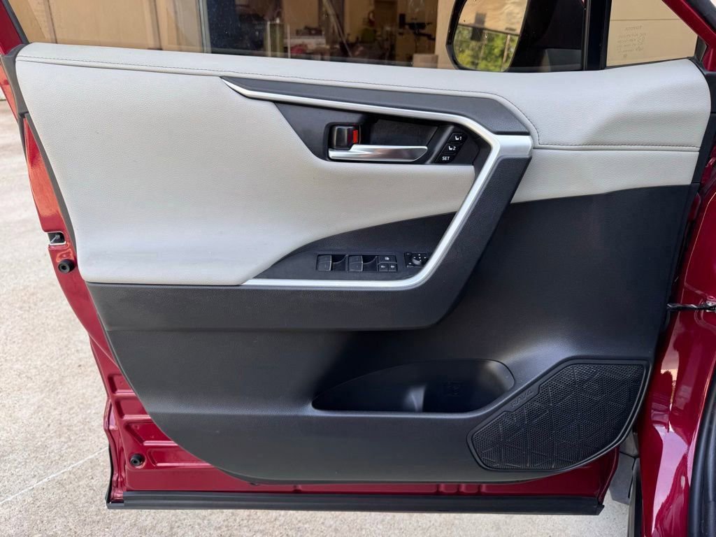 Used 2022 Toyota RAV4 Limited image 22