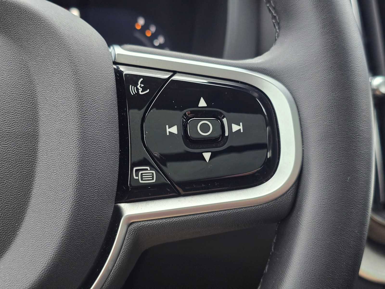 Certified 2025 Volvo XC60 B5 Plus image 32