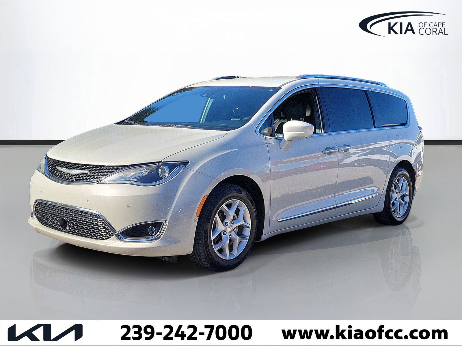 Used 2020 Chrysler Pacifica Touring-L image 3