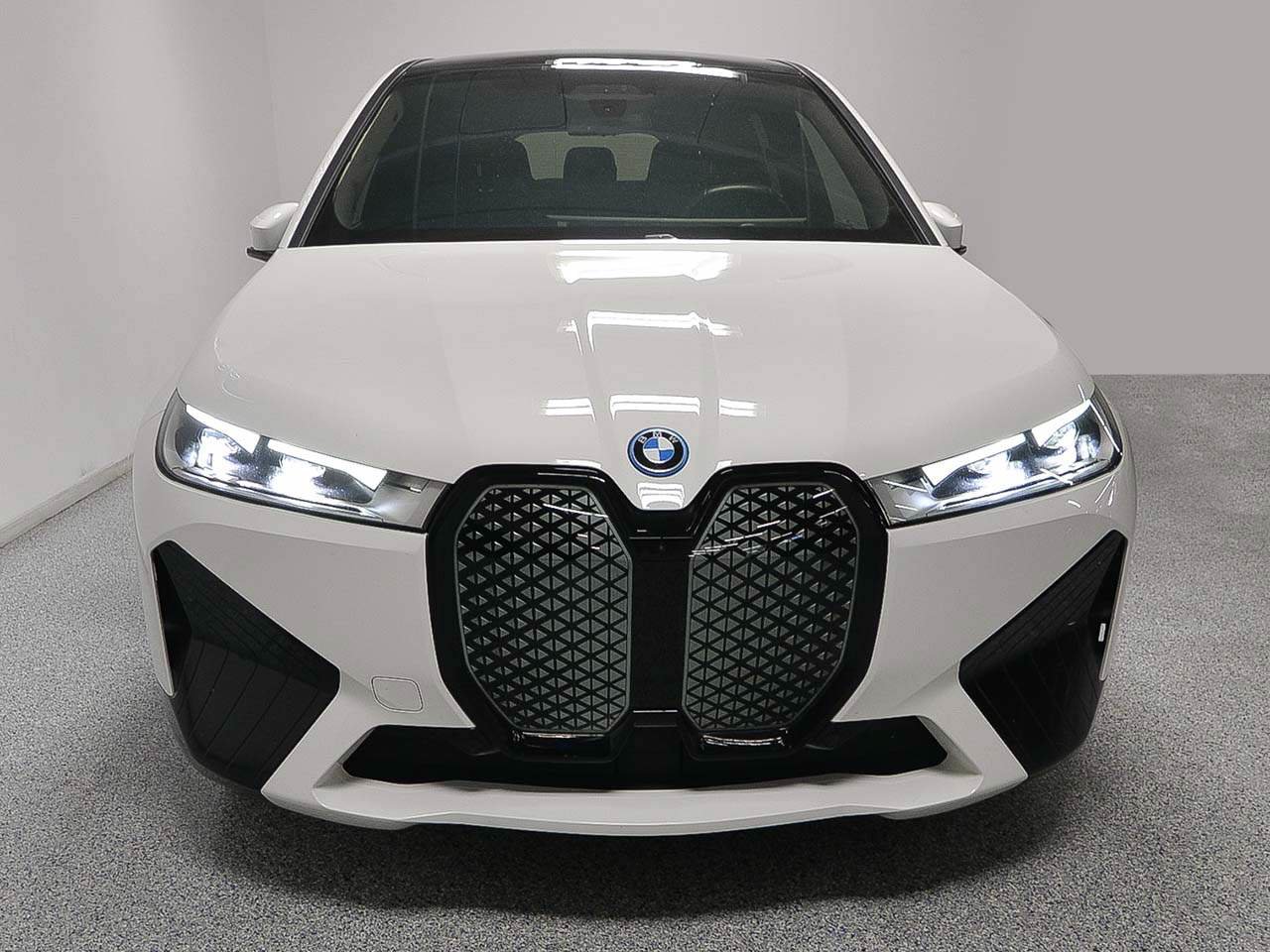 Used 2024 BMW iX xDrive50 w/ Sport Package AWD/4WD image 2