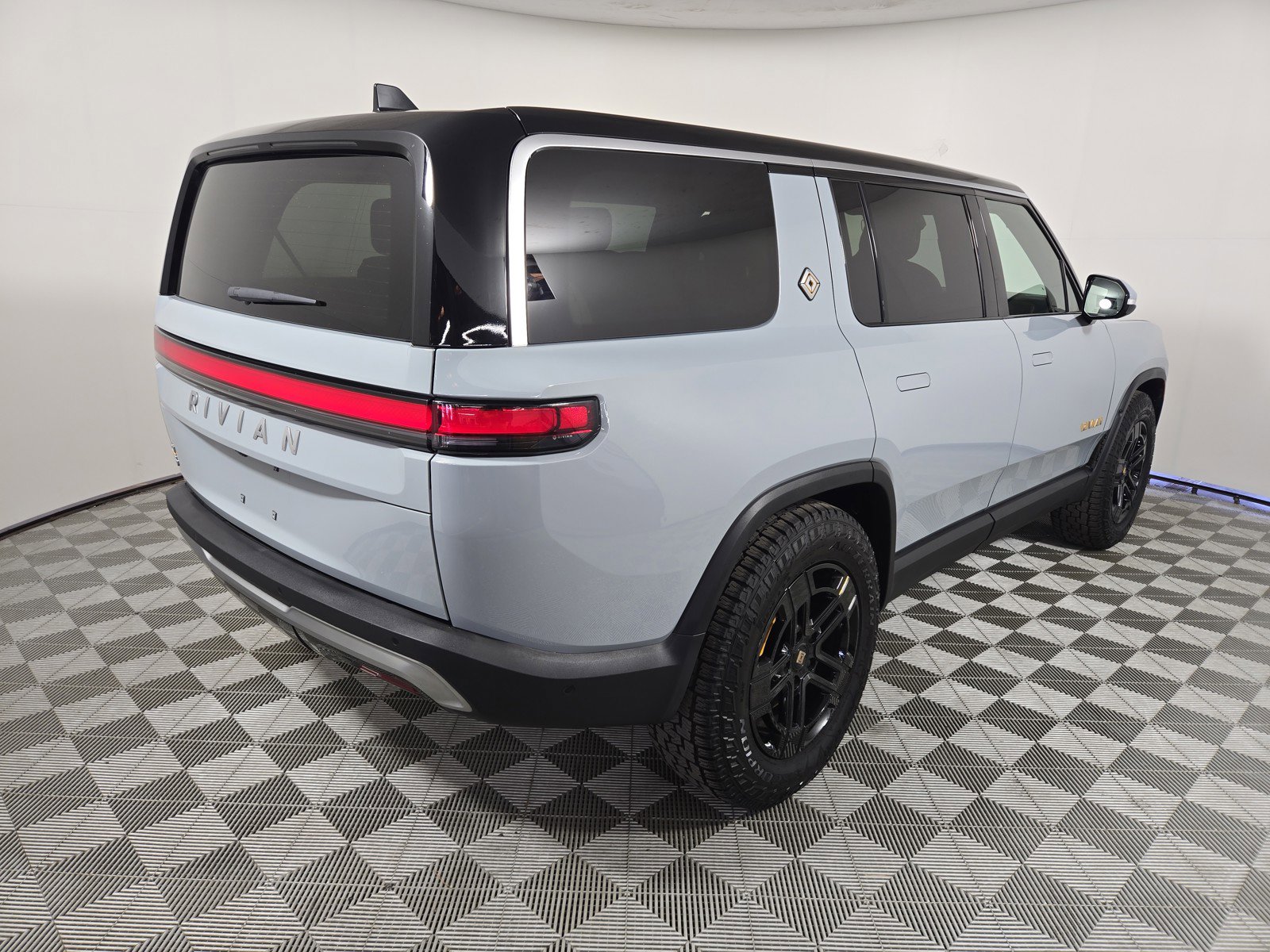 Used 2024 Rivian R1S Adventure AWD/4WD image 5