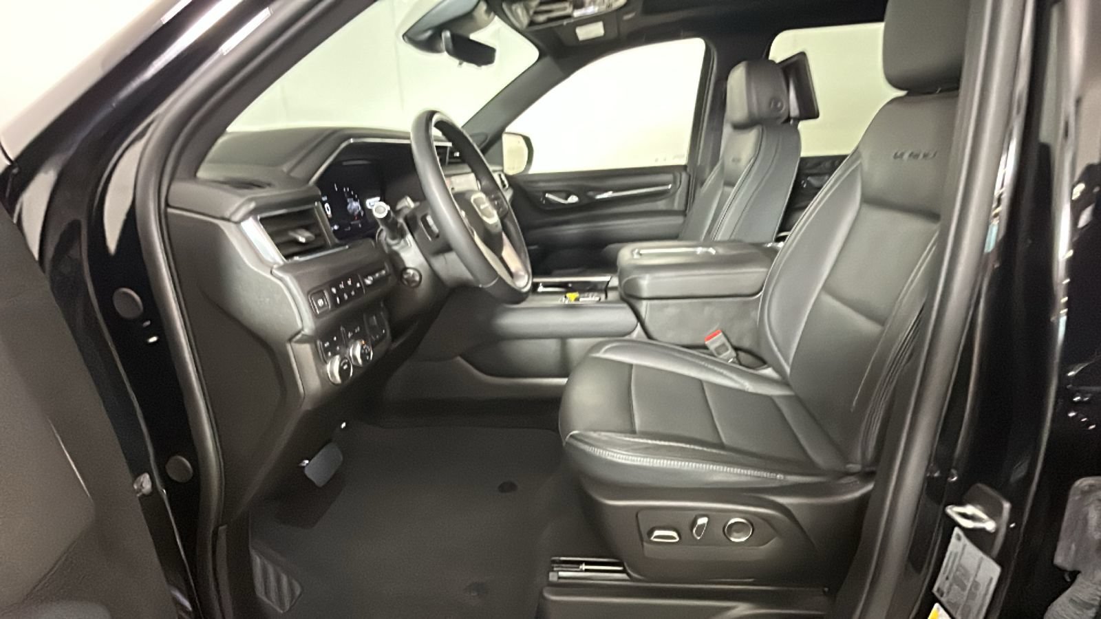 Used 2024 GMC Yukon XL Denali w/ Advanced Technology Package AWD/4WD image 14
