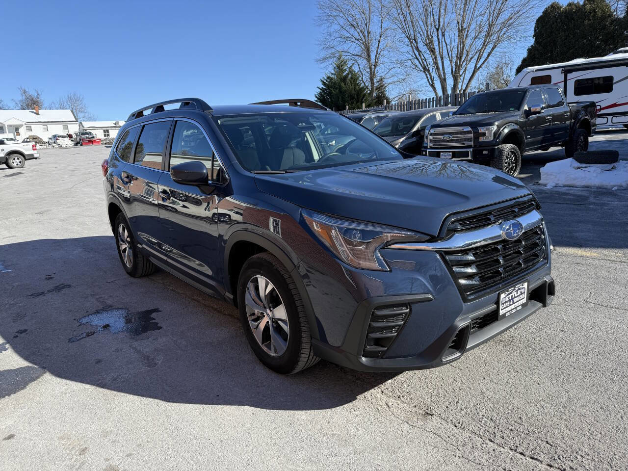 Used 2024 Subaru Ascent Premium w/ Convenience Package image 3