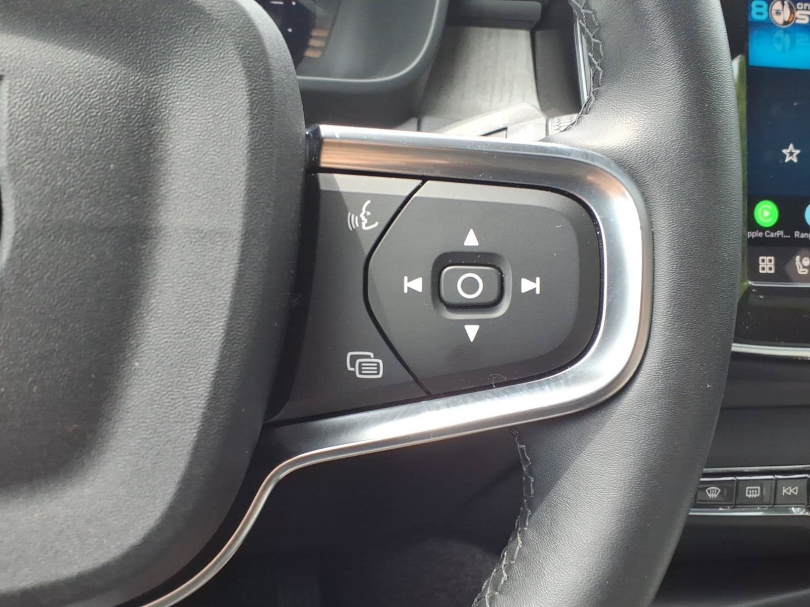 Certified 2025 Volvo EX40 Ultra AWD/4WD image 29