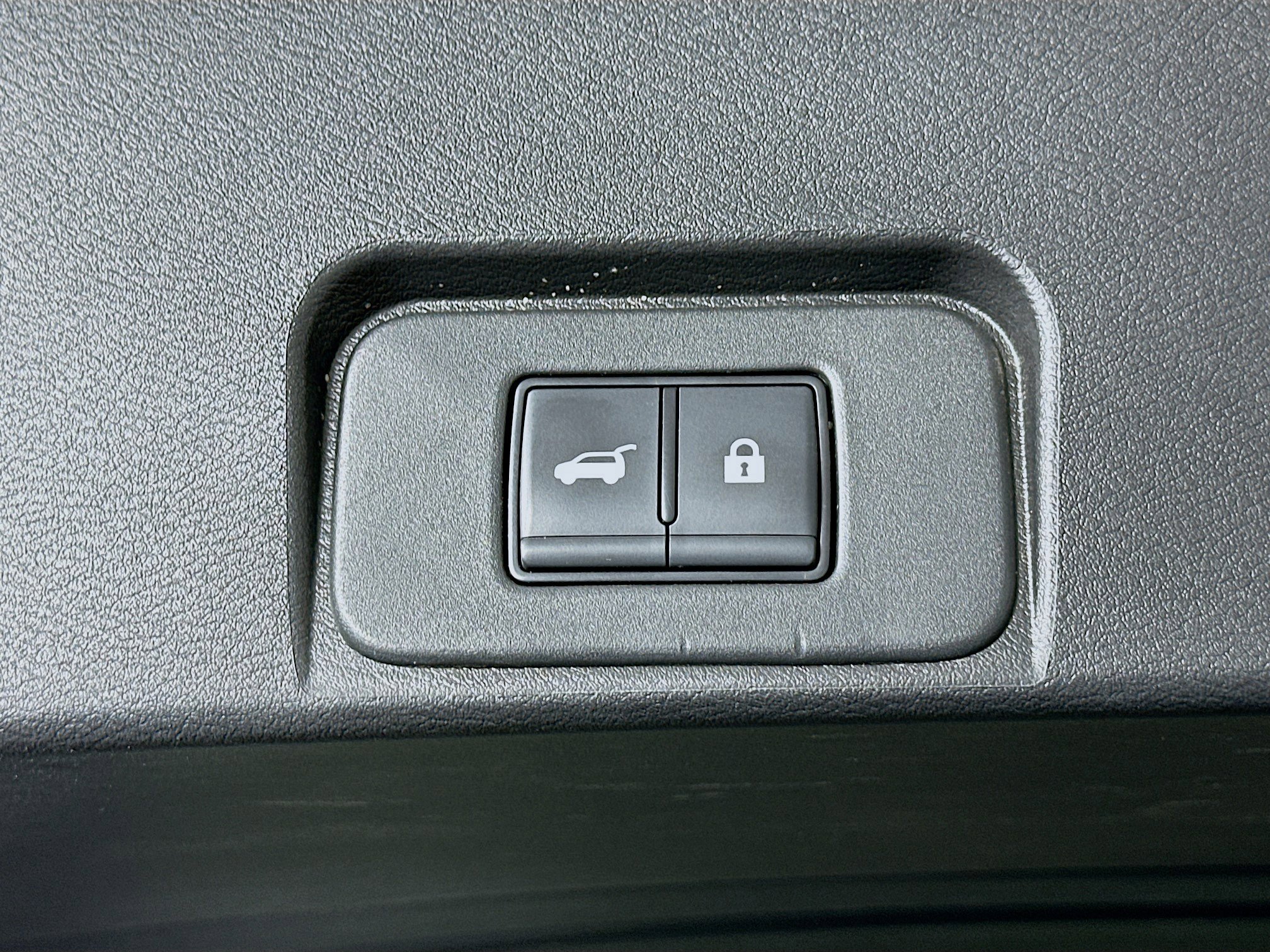 Used 2025 Nissan Rogue SV image 28