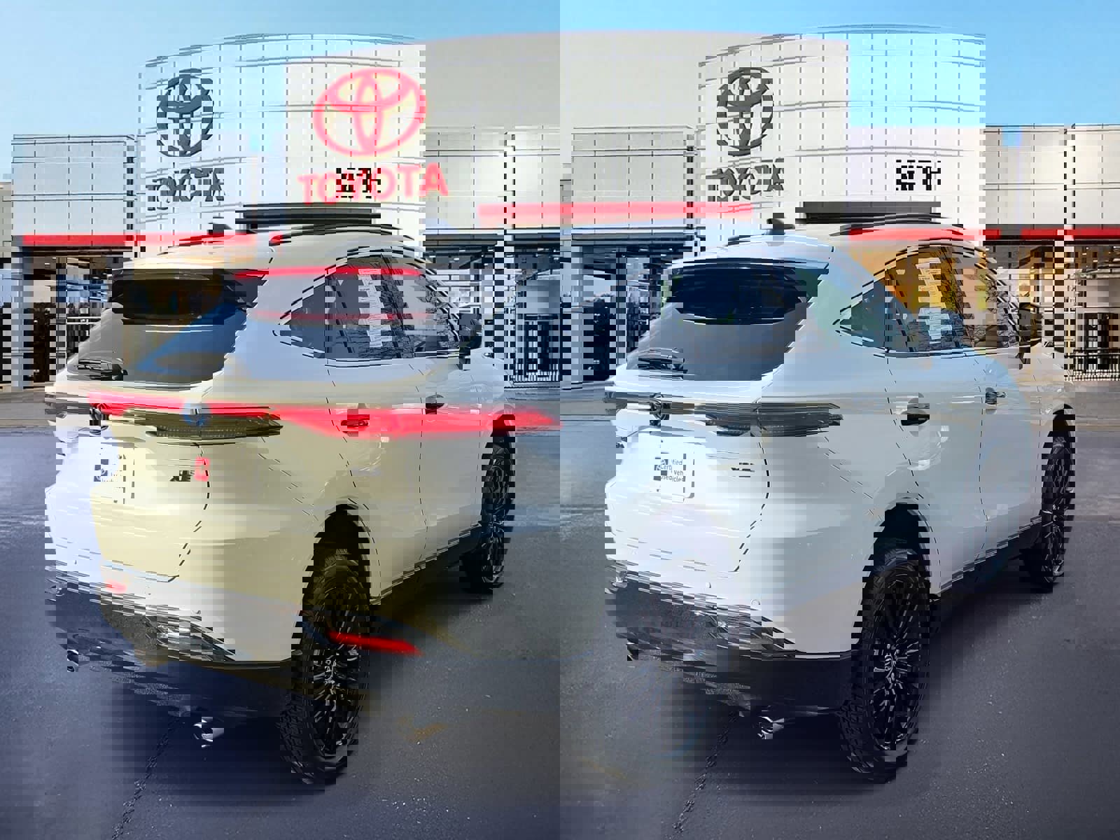 Certified 2024 Toyota Venza XLE image 3