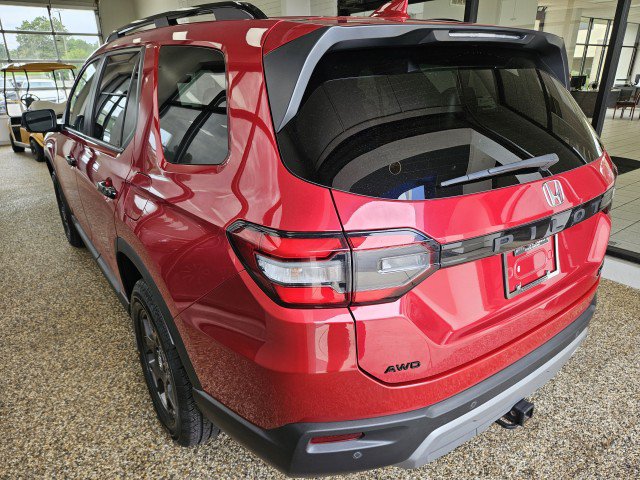 Used 2025 Honda Pilot TrailSport image 4